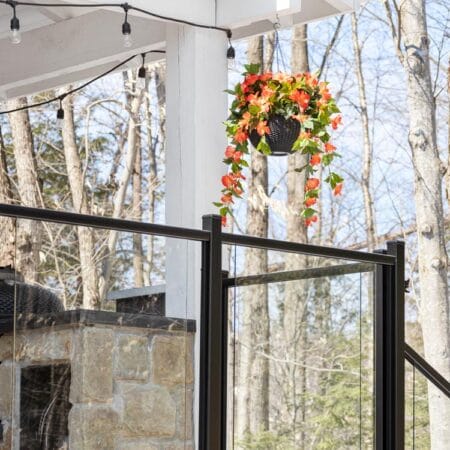 Jardinière suspendue d'hibiscus orange en pot noir, 24 x 16'' - Décors Véronneau