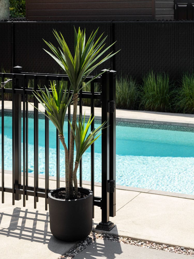 Yucca artificiel extérieur en pot noir arrondi - Décors Véronneau
