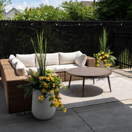 Jardinière extérieure d'hibiscus jaune artificiel et verdure - Décors Véronneau