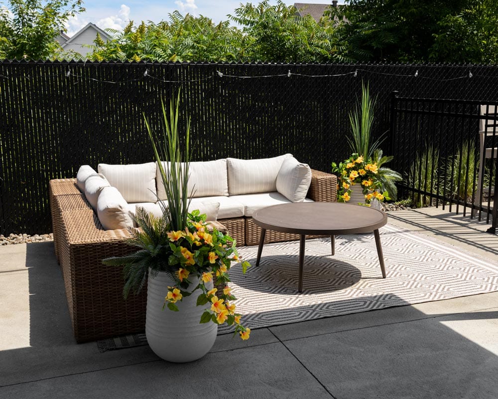 Jardinière extérieure d'hibiscus jaune artificiel et verdure en pot beige - Décors Véronneau