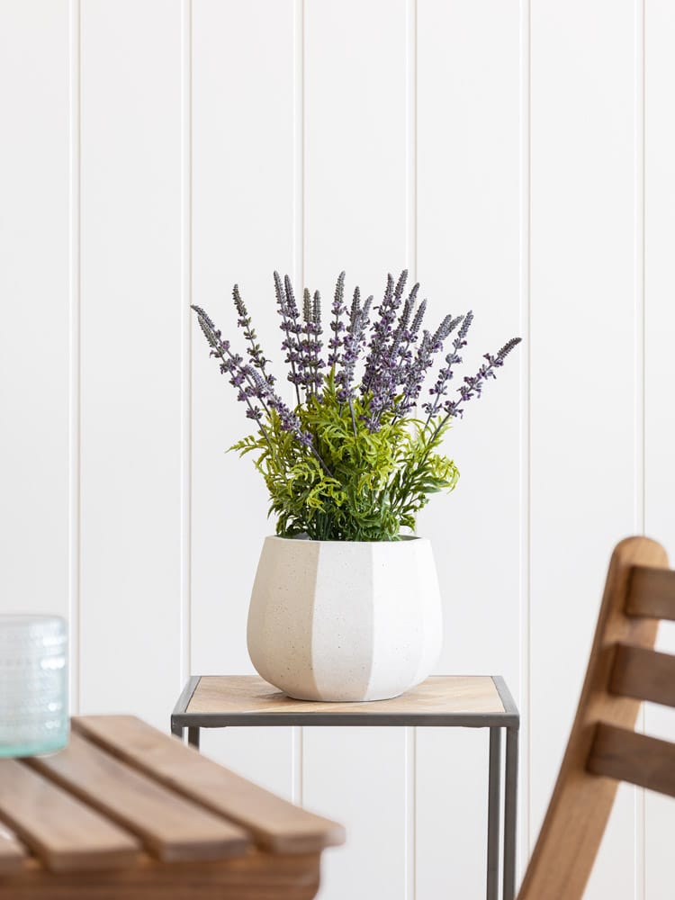 Lavande mauve artificielle extérieure dans un pot géométrique crème - Décors Véronneau