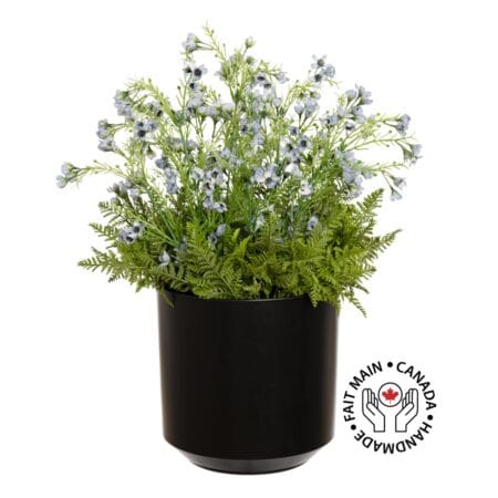 Arrangement extérieur de fleurs bleues et fougères en pot noir, 18''