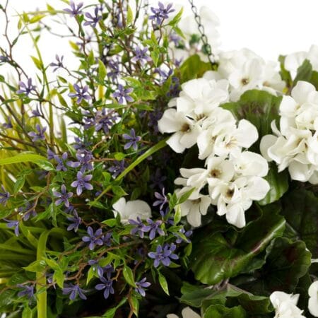 Pot noir suspendu de géranium blanc et fleurs mauves, 27 x 20'' - Décors Véronneau