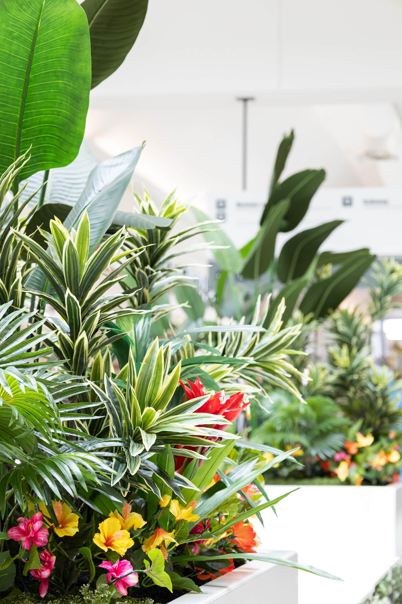 Arrangements tropicaux de fleurs et plantes artificielles au Centre Laval - Décors Véronneau