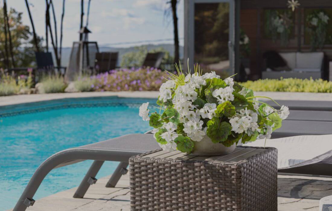 Centre de table d'hibiscus blanc extérieur artificiel au bord d'une piscine - Décors Véronneau