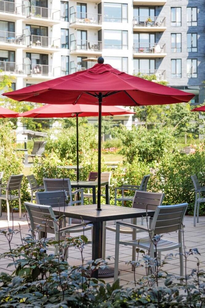 Table et chaises, résidence pour ainés - Décors Véronneau