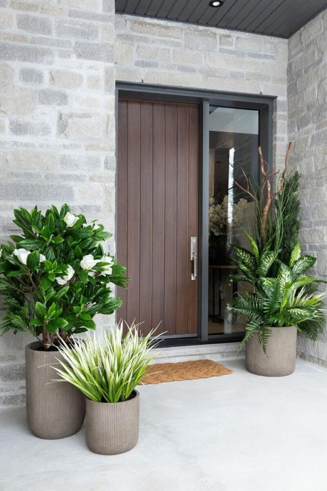 Porche d'entrée décorée d'arrangement de plantyes artificielles pour l'extérieur - Décors Véronneau