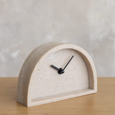 Horloge de bureau en polyrésine beige, 4,5 x 7,5'' - Décors Véronneau