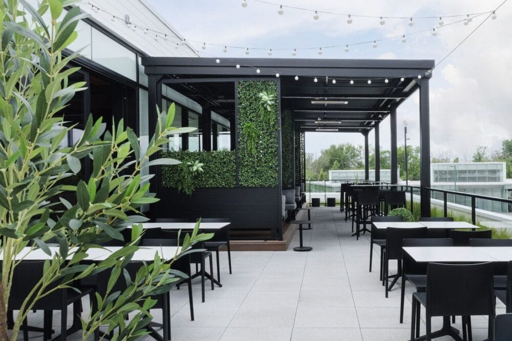 Terrasse commerciale extérieure avec treillis - Décors Véronneau