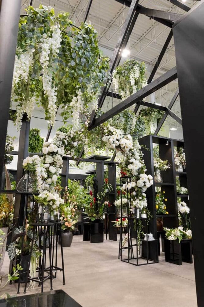 Arche de mariage avec fleurs artificielles blanches - Décors Véronneau
