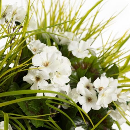 Balconnière extérieure artificielle de géranium blanc et herbes vertes - Décors Véronneau