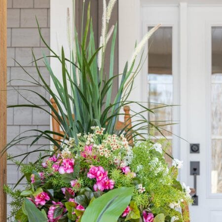 Jardinière extérieure artificielle d'azalée rose, fleurs jaunes et graminées - Décors Véronneau