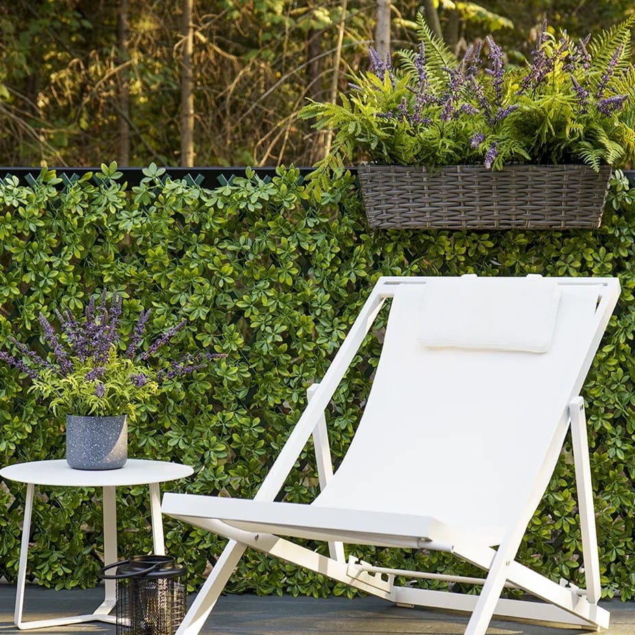 Chaise de repos extérieure avec treillis de haie artificielle - Décors Véronneau