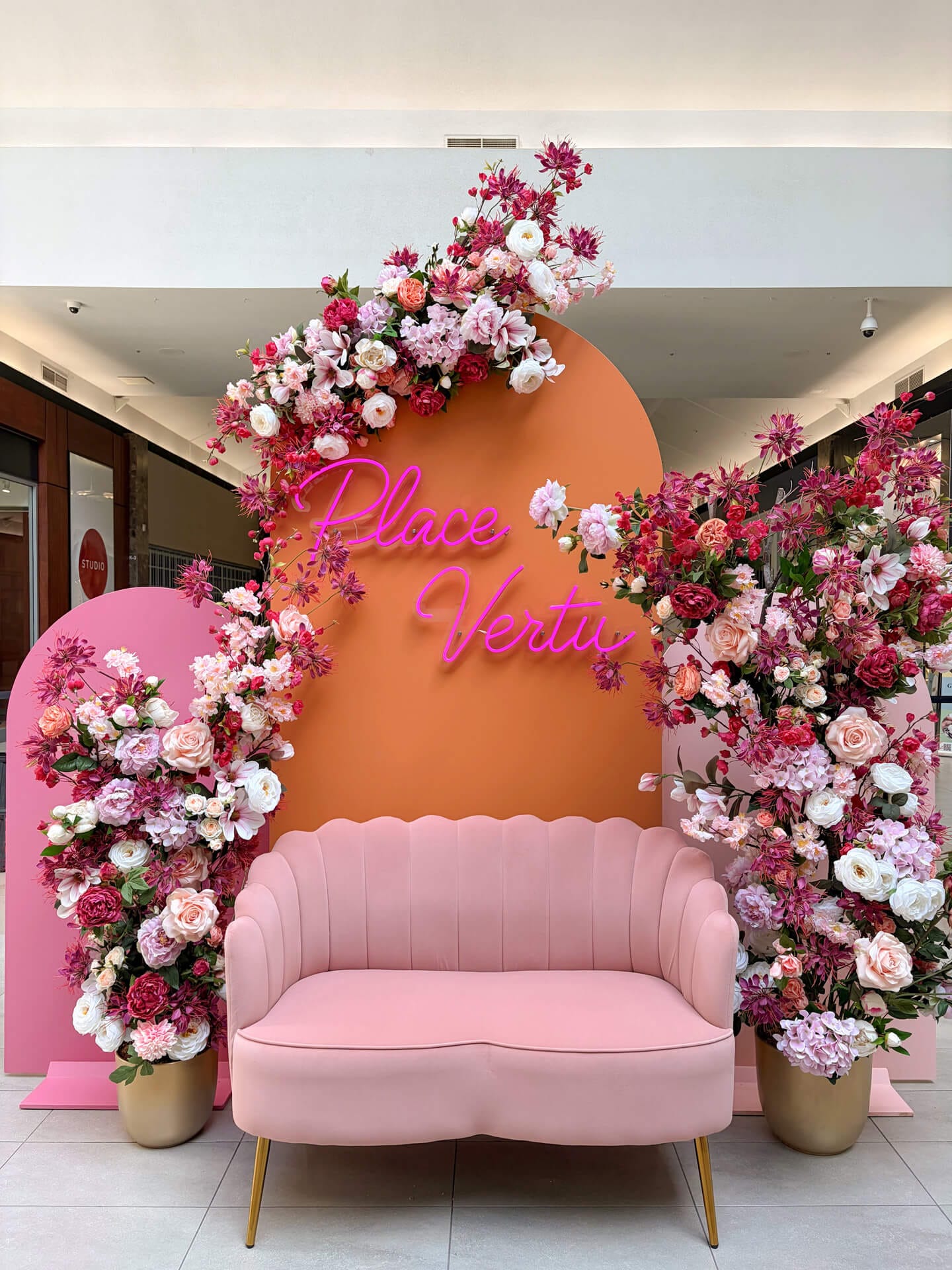 Photobooth conçu et fabriqué pour la Place Vertu! - Décors Véronneau