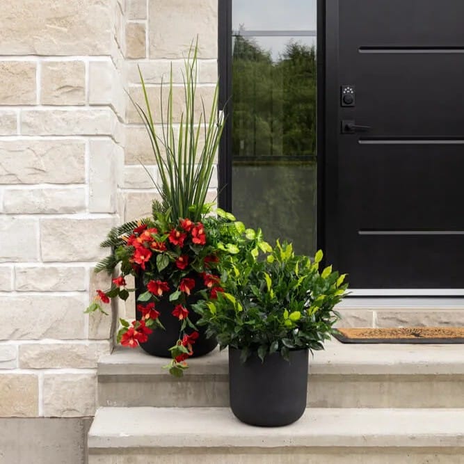 Arrangement floraux extérieurs artificiels en pot noir - Décors Véronneau