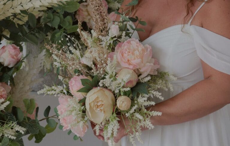 Bouquet de fleurs roses et crème pour mariage - Décors Véronneau