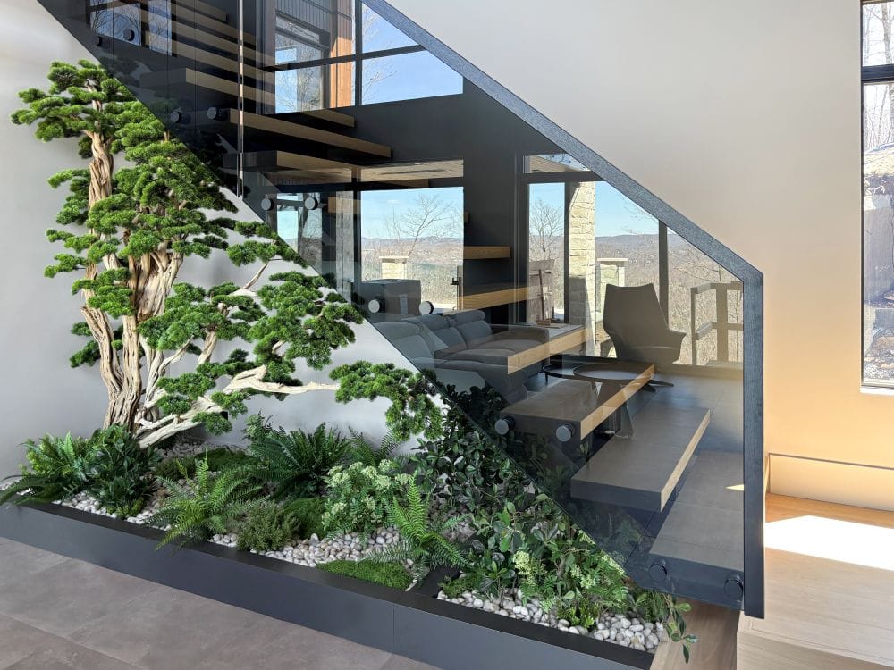 Bonsai sous un escalier, espace résidentiel - Décors Véronneau