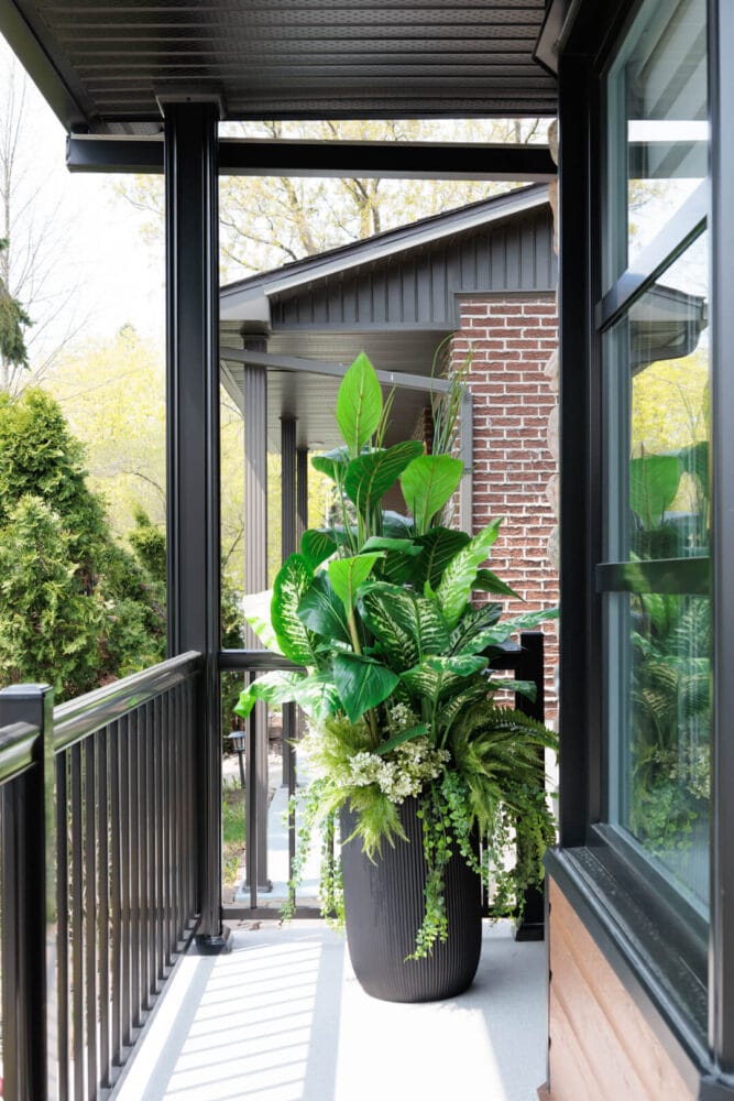 Jardinière extérieure haute avec dieffenbachia - Décors Véronneau