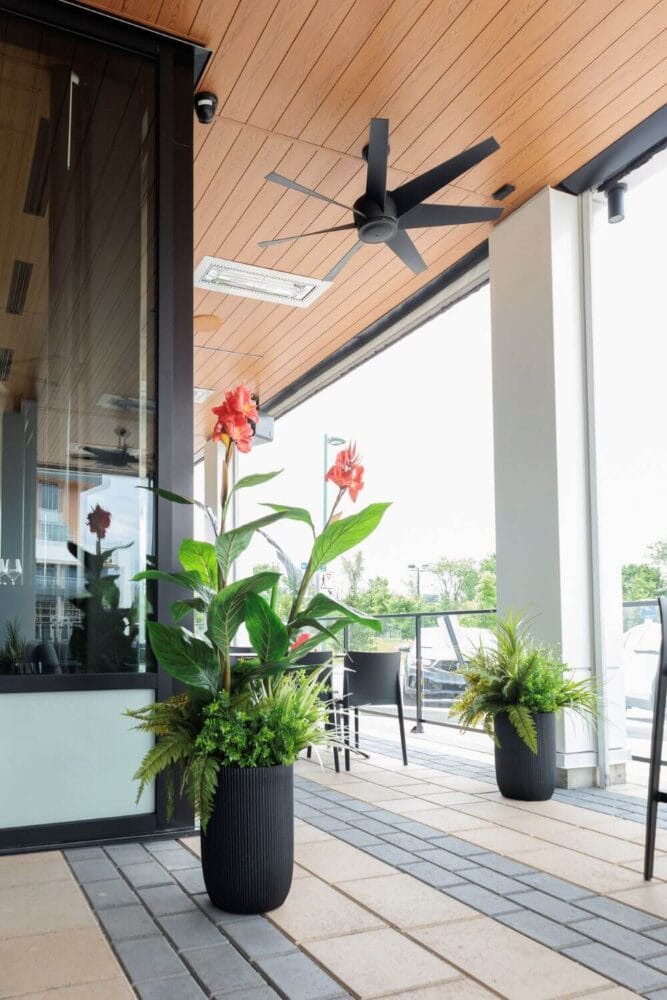 Jardinière haute avec cannas artificiels - Décors Véronneau