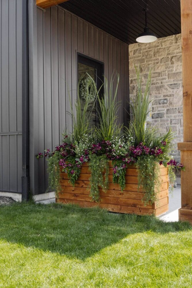 Jardinière haute en bac de bois et fleurs d'extérieures mauves - Décors Véronneau