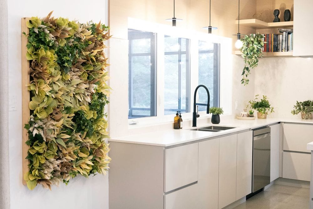 Mur végétal décorant une cuisine résidentielle - Décors Véronneau