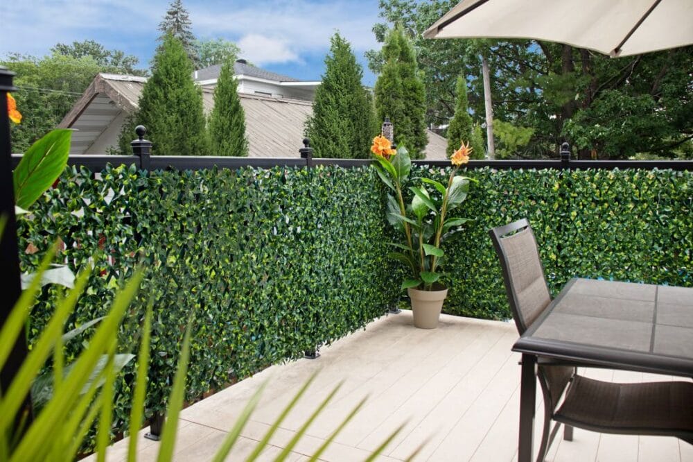 Treillis de haie artificielle sur balcon - Décors Véronneau