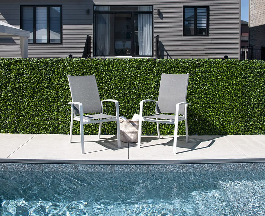 Haie artificielle, treillis d'intimité, piscine - Décors Véronneau