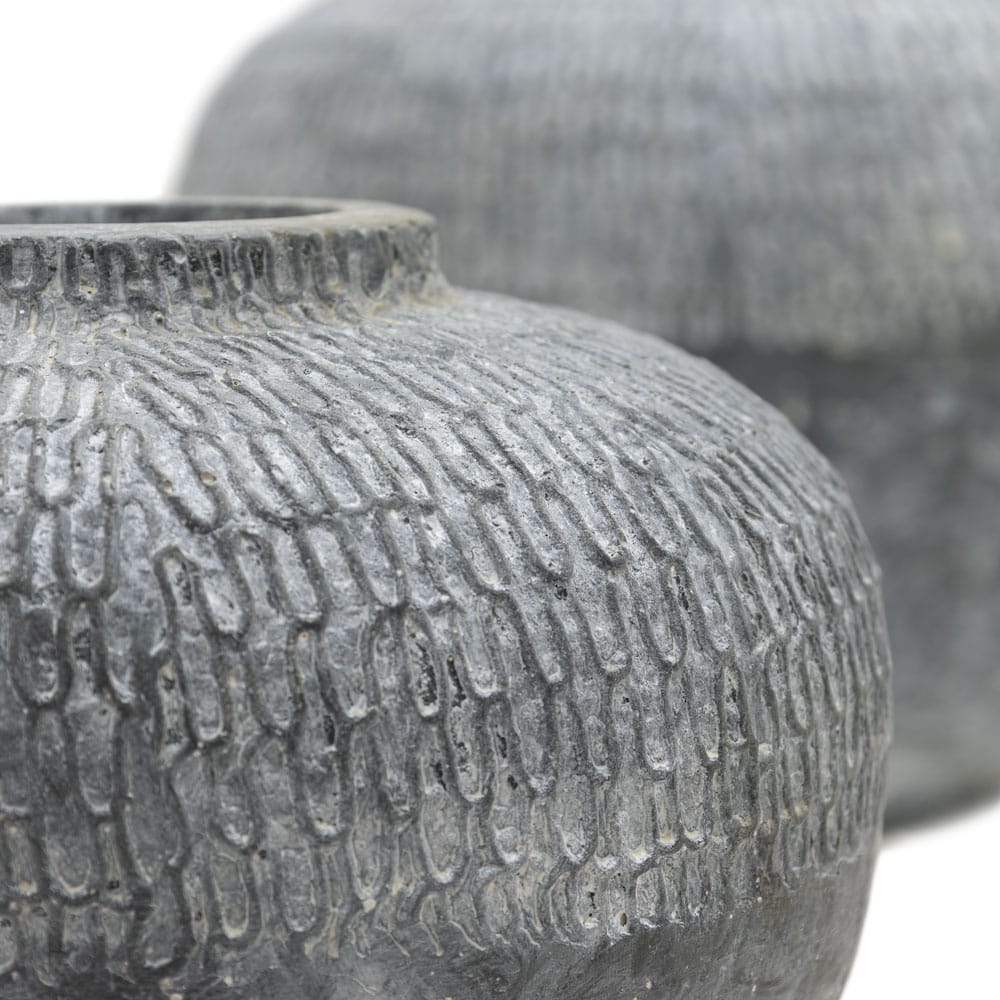 Vase rond gris à relief en fibre d'argile - Décors Véronneau