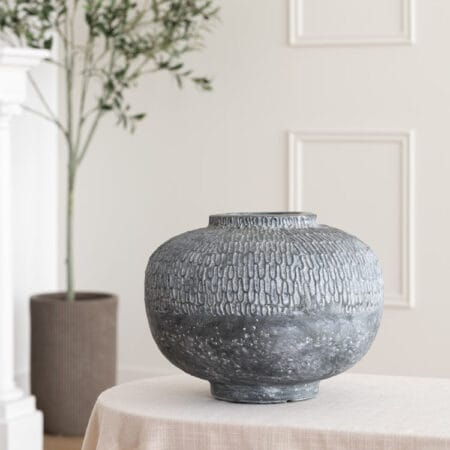 Vase rond gris à relief en fibre d'argile - Décors Véronneau