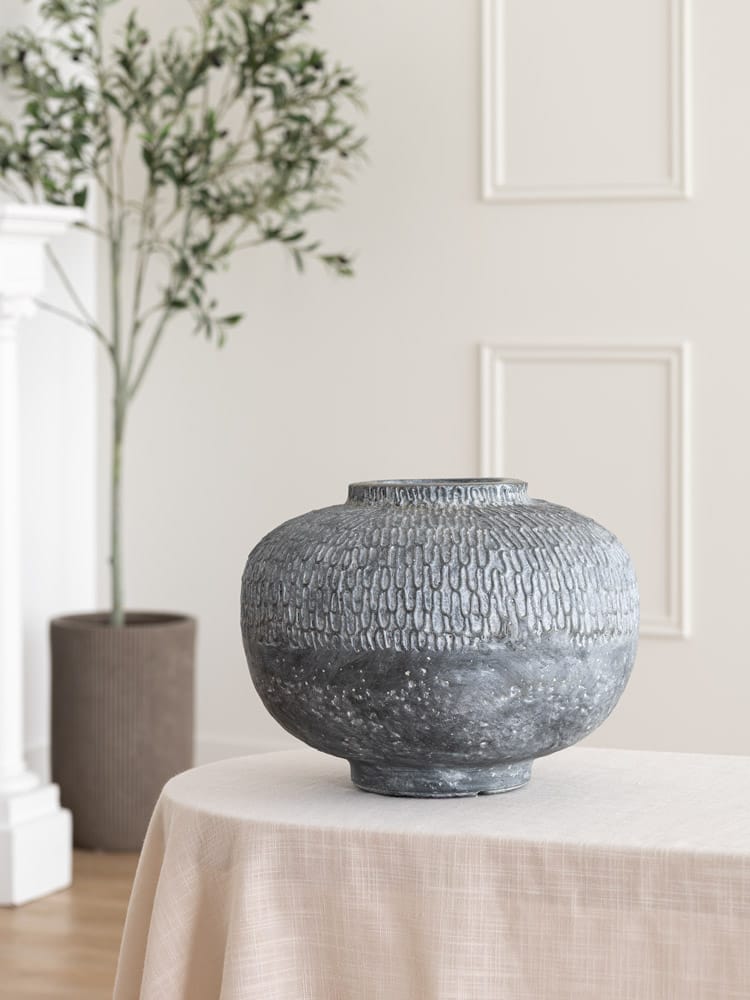 Vase rond gris à relief en fibre d'argile - Décors Véronneau