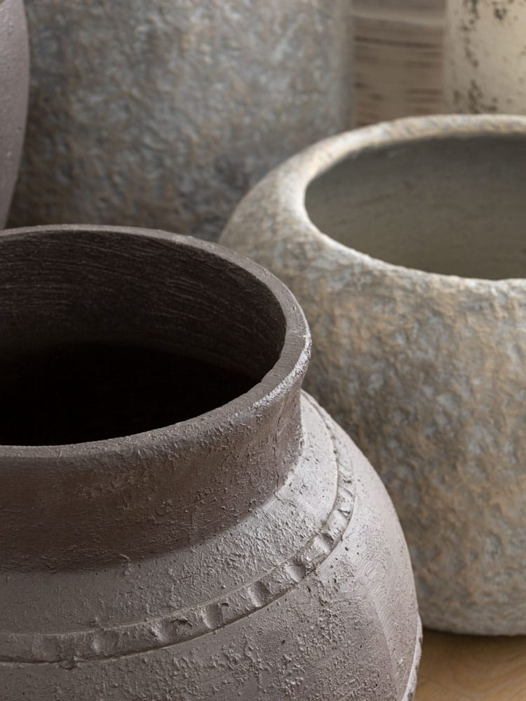 Pot brun foncé avec bord sculpté en fibre de ciment - Décors Véronneau
