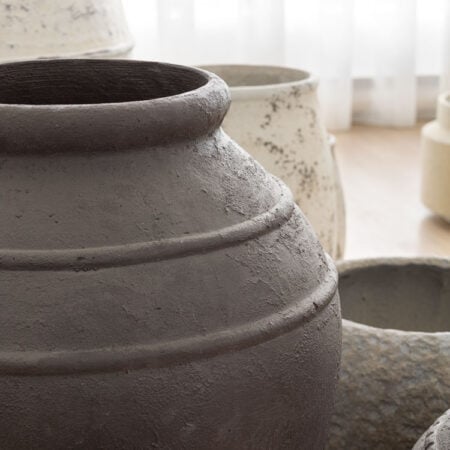 Vase brun foncé avec bord sculpté en fibre de ciment, 31 x 23'' - Décors Véronneau