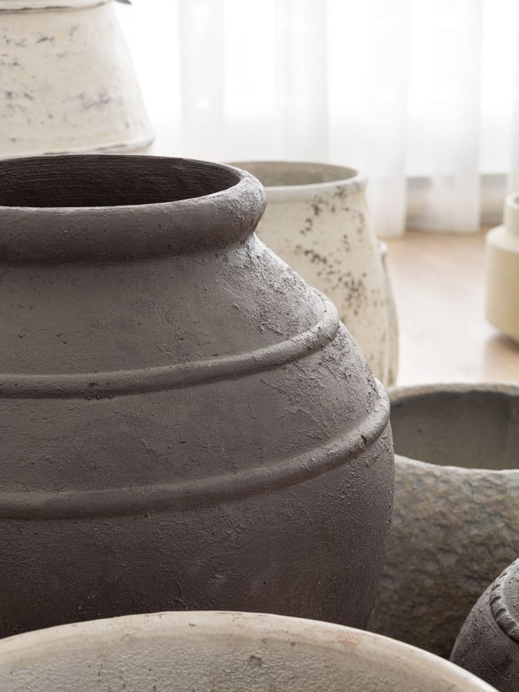 Vase brun foncé avec bord sculpté en fibre de ciment - Décors Véronneau