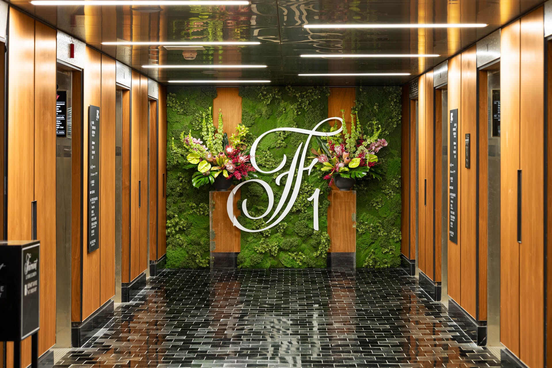 Découvrez le mur végétal et l’enseigne F1 sur mesure créés pour le Fairmont Le Reine Elizabeth lors du Grand Prix du Canada. - Décors Véronneau