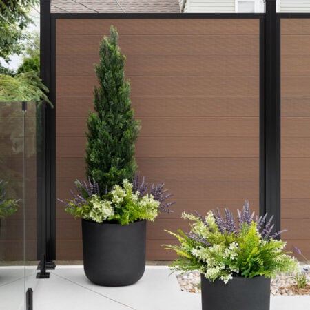 Cèdre artificiel en pot avec lavande et buis - Décors Véronneau