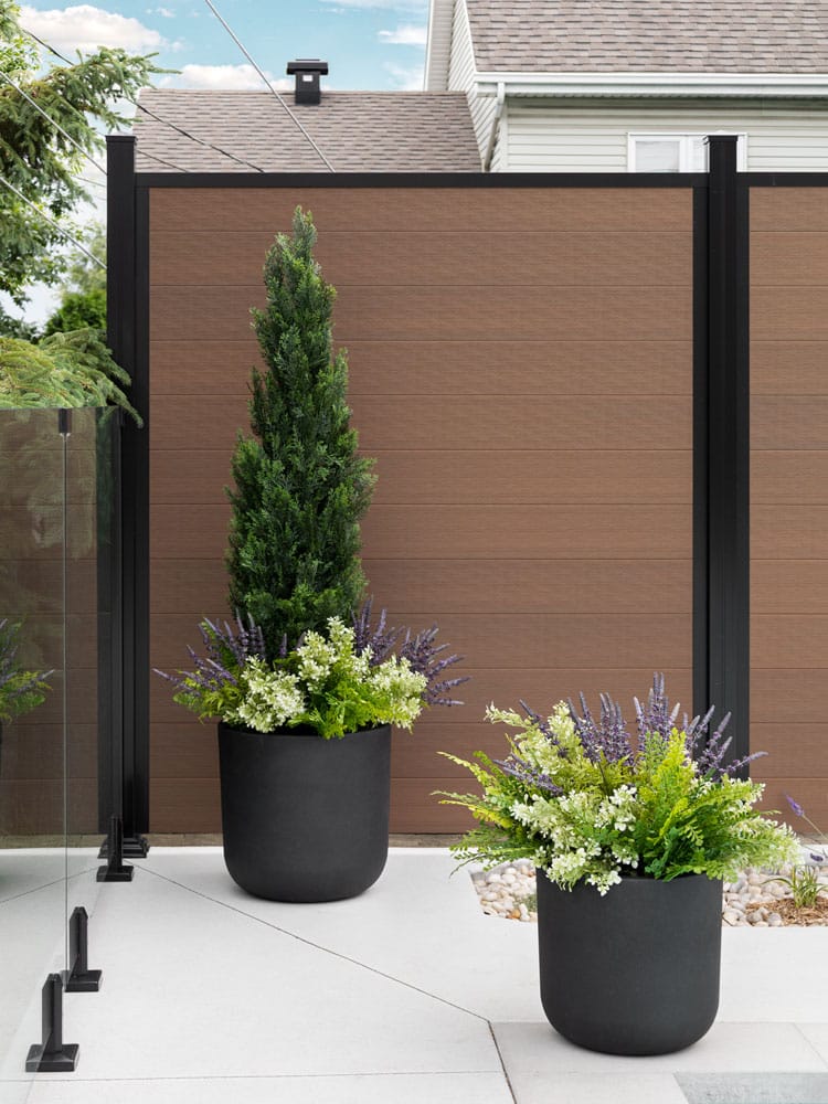 Cèdre artificiel en pot avec lavande et buis - Décors Véronneau