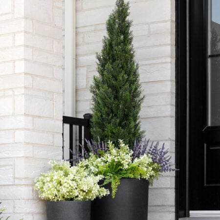 Cèdre artificiel en pot avec lavande et buis - Décors Véronneau