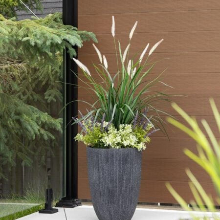 Jardinière de sol avec graminées, lavande et buis - Décors Véronneau