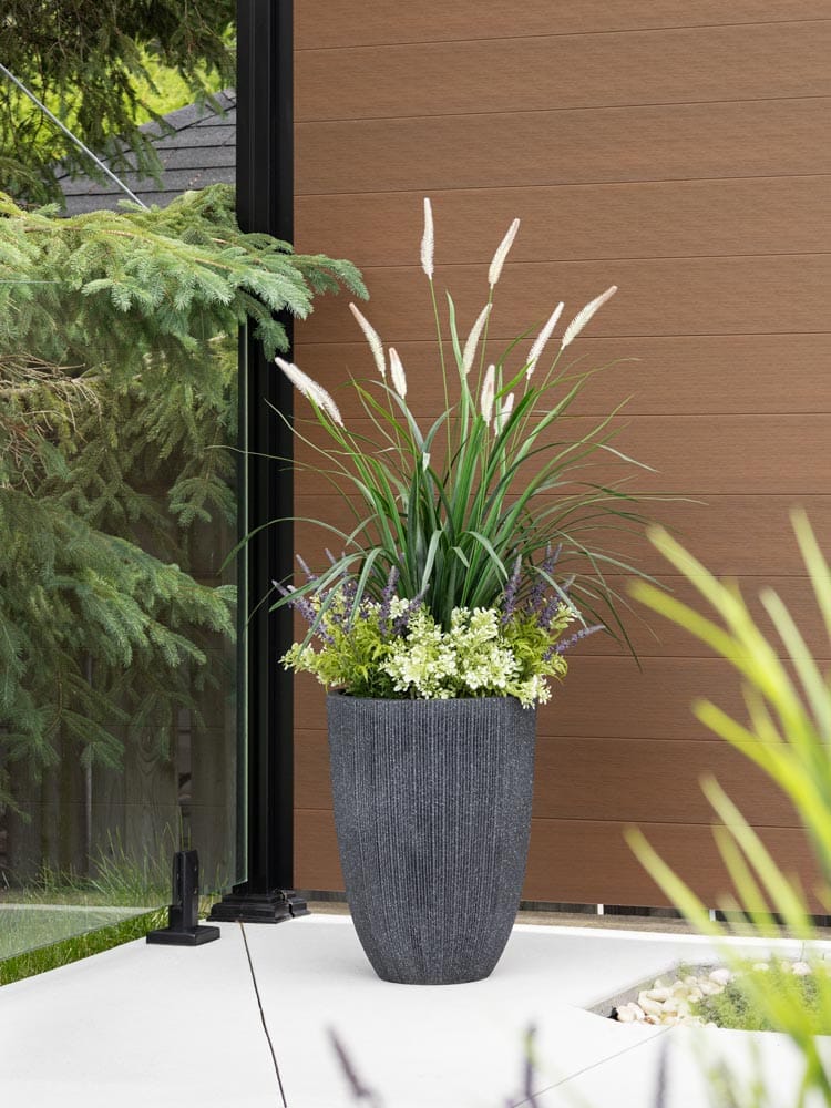 Jardinière de sol avec graminées, lavande et buis - Décors Véronneau