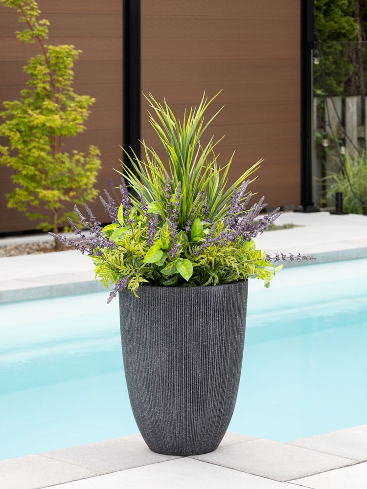 Jardinière de sol avec lavande et verdure - Décors Véronneau