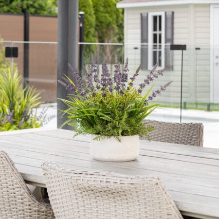 Centre de table de lavande et verdure mixte - Décors Véronneau