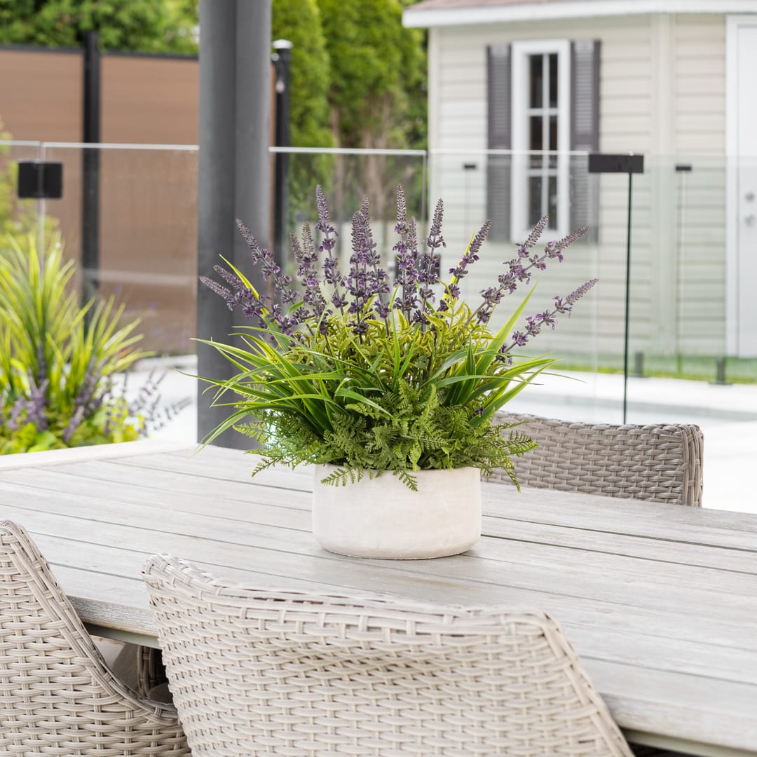 Centre de table extérieur avec lavande artificielle - Décors Véronneau
