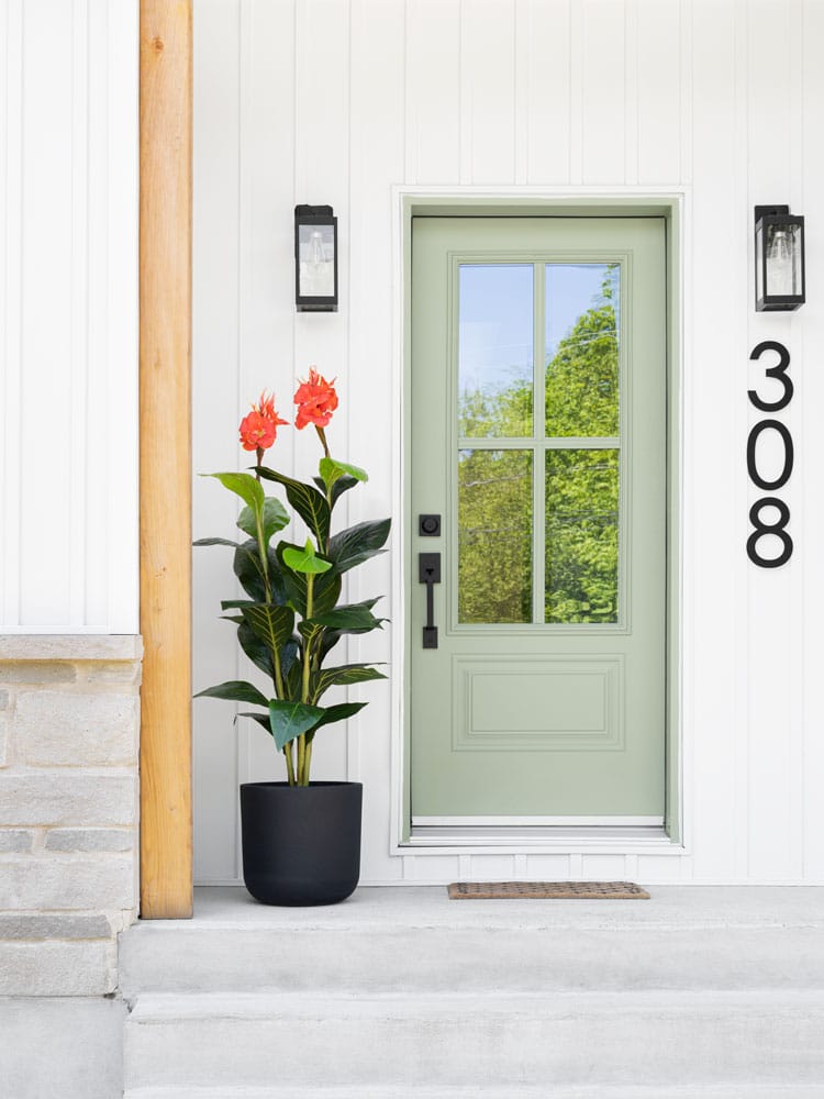 Canna rouge artificiel en pot noir arrondi sur porche d'entrée - Décors Véronneau
