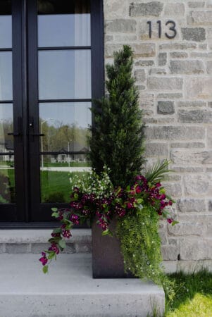 Arrangement de cèdre artificiel avec fleurs mauves