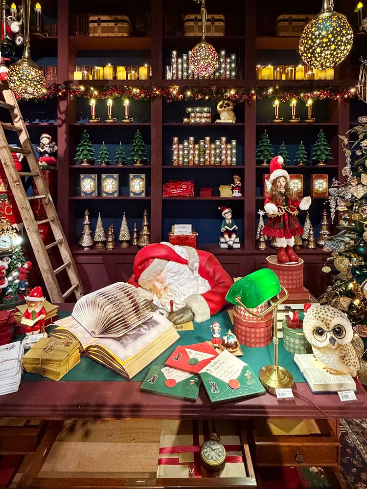 Décor de Noël, Père Noël et bibliothèque de bois - Décors Véronneau
