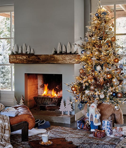 Sapin de Noël et manteau de foyer de style chalet en montagne. - Décors Véronneau