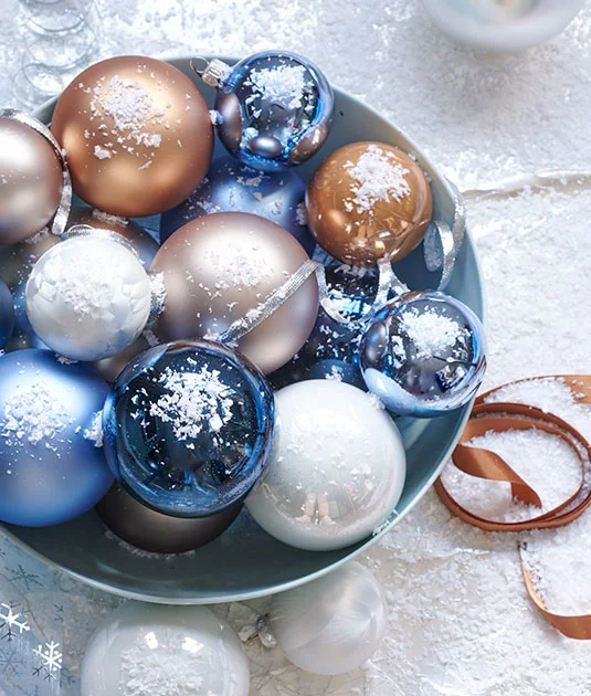 Assortiments de boules de Noël bleues, blanches et champagne. - Décors Véronneau