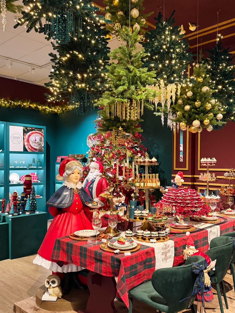 Décor de Noël, table, tartan et sapins - Décors Véronneau