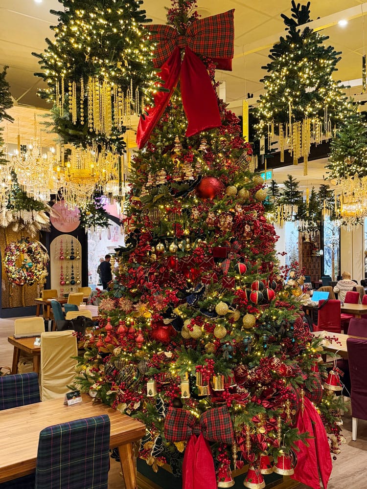 Sapin de Noël, ornements rouges - Décors Véronneau