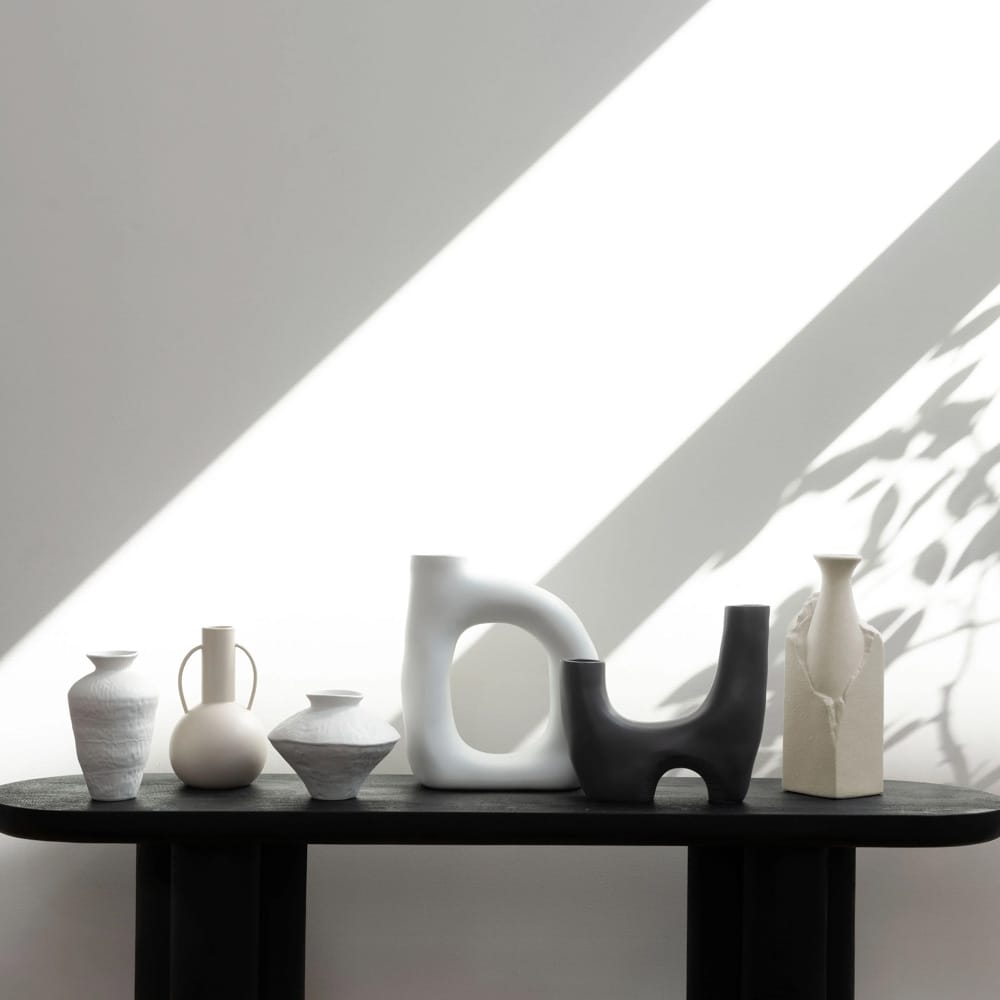 Textured white porcelain vase, 8'' - Image 2 - Décors Véronneau